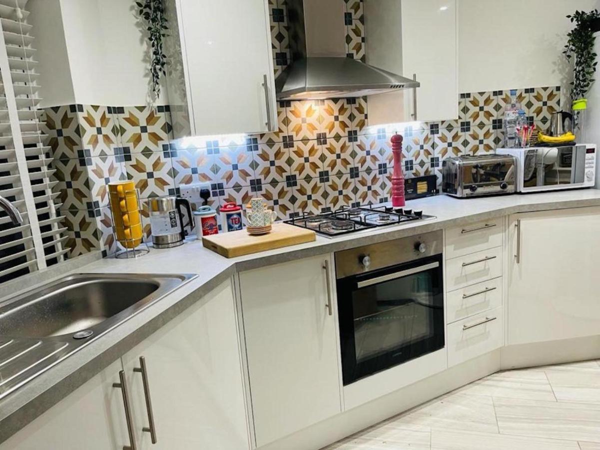 Bagshot Pennyhill Camberley Ascot Luxury 2 Beds 1 Bath Sleeps 4 Pets Ok Permit Parking Apartman Kültér fotó