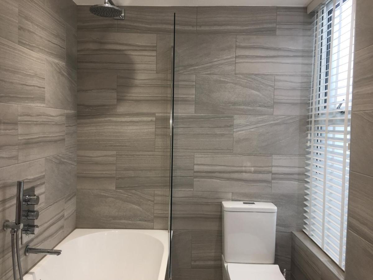 Bagshot Pennyhill Camberley Ascot Luxury 2 Beds 1 Bath Sleeps 4 Pets Ok Permit Parking Apartman Kültér fotó