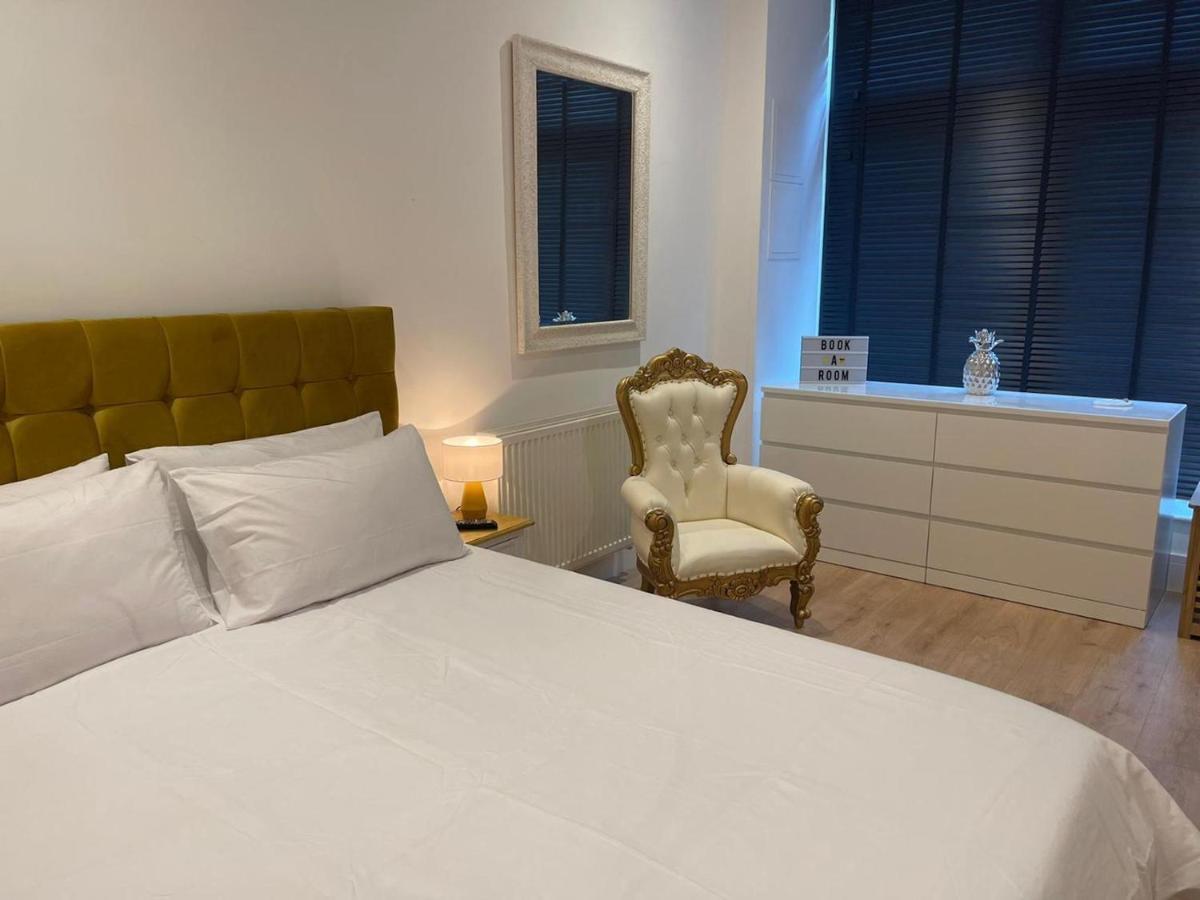 Bagshot Pennyhill Camberley Ascot Luxury 2 Beds 1 Bath Sleeps 4 Pets Ok Permit Parking Apartman Kültér fotó