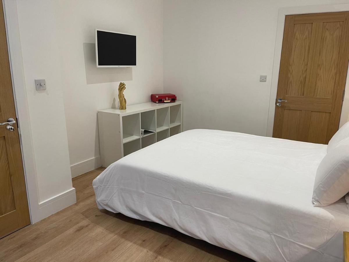 Bagshot Pennyhill Camberley Ascot Luxury 2 Beds 1 Bath Sleeps 4 Pets Ok Permit Parking Apartman Kültér fotó