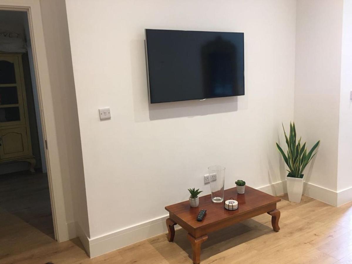 Bagshot Pennyhill Camberley Ascot Luxury 2 Beds 1 Bath Sleeps 4 Pets Ok Permit Parking Apartman Kültér fotó