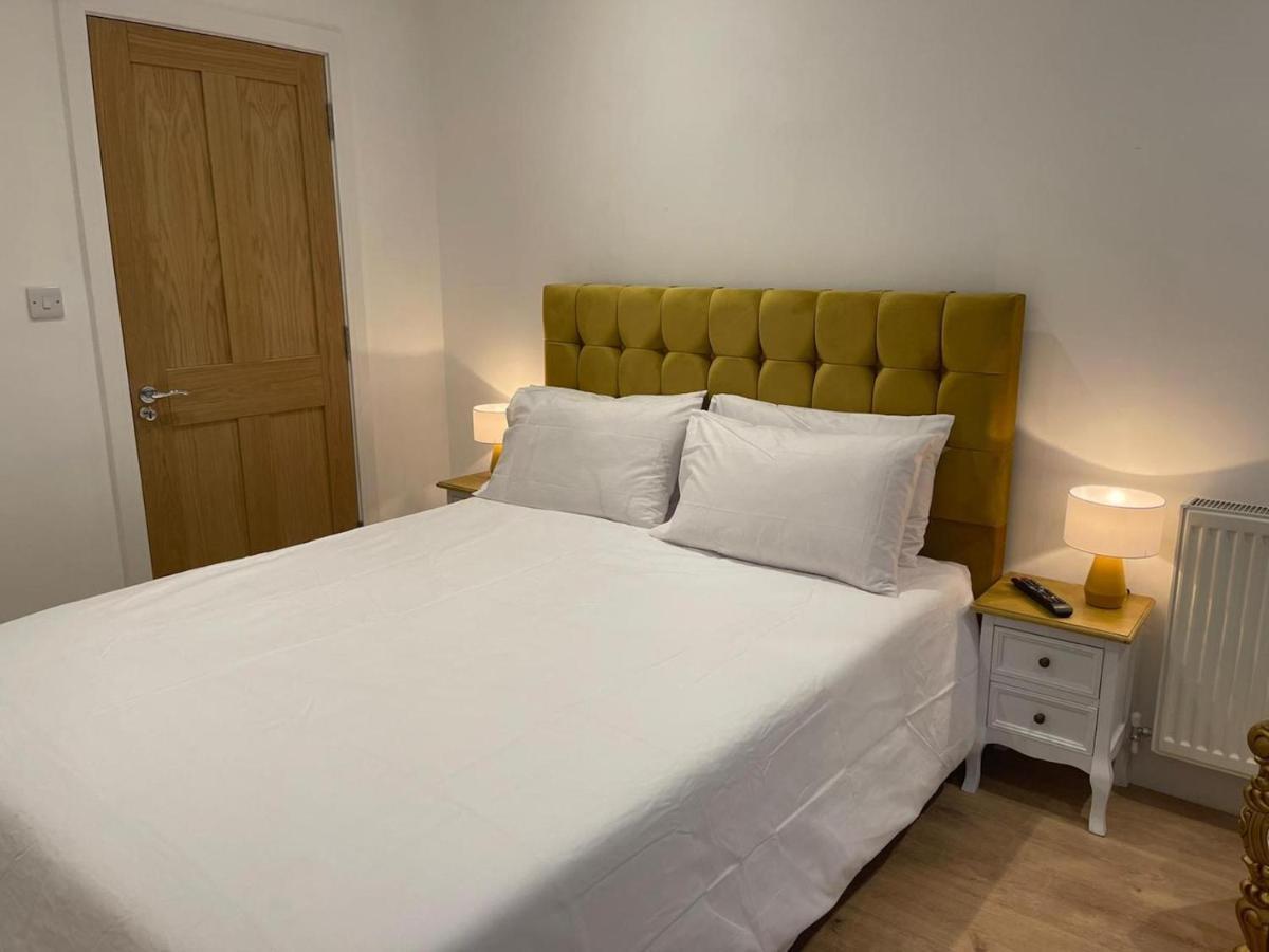 Bagshot Pennyhill Camberley Ascot Luxury 2 Beds 1 Bath Sleeps 4 Pets Ok Permit Parking Apartman Kültér fotó