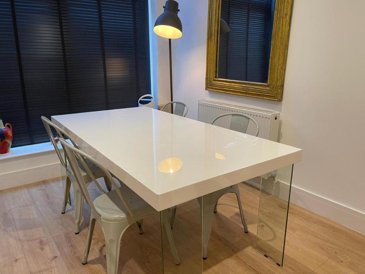 Bagshot Pennyhill Camberley Ascot Luxury 2 Beds 1 Bath Sleeps 4 Pets Ok Permit Parking Apartman Kültér fotó