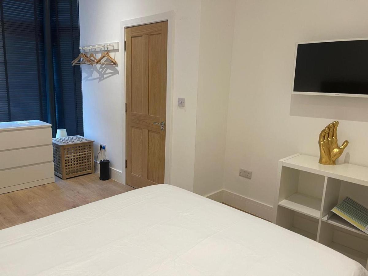 Bagshot Pennyhill Camberley Ascot Luxury 2 Beds 1 Bath Sleeps 4 Pets Ok Permit Parking Apartman Kültér fotó